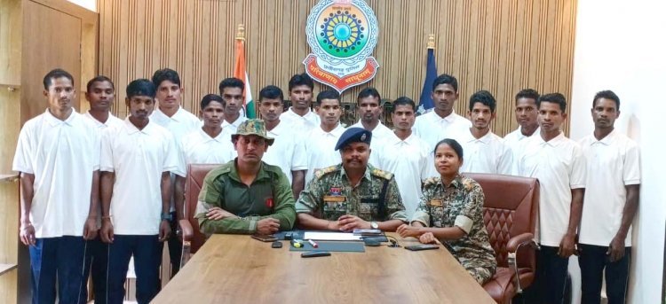 नारायणपुर  16 माओवादी नक्सलियों ने किया आत्मसमर्पण, मुख्यधारा से जुड़ने की ली शपथ