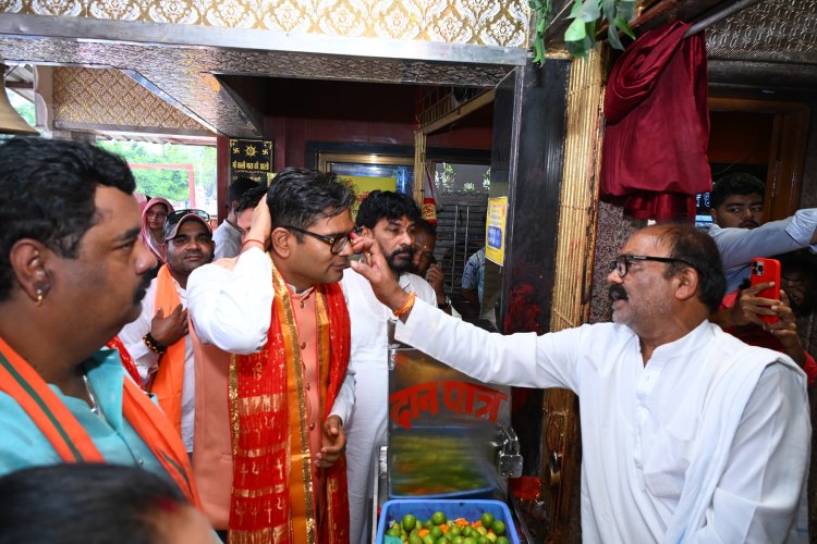 वित्त मंत्री श्री ओ.पी. चौधरी ने महाकाली मंदिर में की पूजा-अर्चना श्रद्धालुओं के बस को डोंगरगढ़ दर्शन के लिए किया रवाना