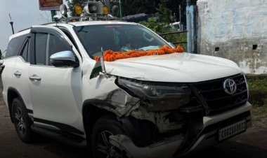 स्वास्थ्य मंत्री जायसवाल की कार ट्रक से टकराई...