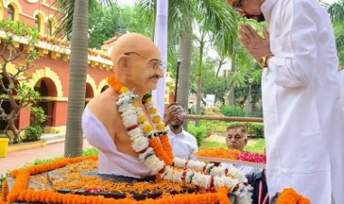 राष्ट्रपिता महात्मा गांधी की जयंती पर राज्यपाल डेका ने माल्यार्पण कर दी श्रद्धांजलि