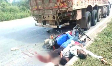 खड़ी ट्रक से टकराया बाइक, तीन युवकों की मौत