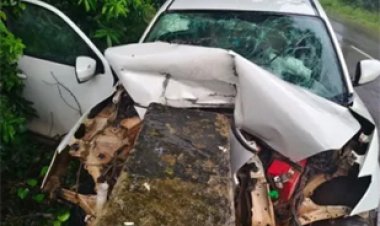 तेज रफ्तार का कहर: पुल से टकराई कार, दो की मौत, तीन घायल