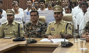 50 लाख के 10 महिला और 17 पुरुष नक्सलियो ने किया आत्मसमर्पण