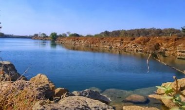 ब्लू वाटर में डूबे दो छात्र, शव की तलाश जारी...