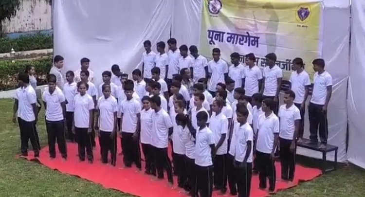 सरेंडर करने एसपी ऑफिस पहुंचे 51 नक्सली, पुलिस ने किया स्वागत