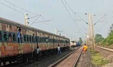 बिलासपुर मंडल में फिर लापरवाही: पैसंजर के आगे-पीछे खड़ी हो गई मालगाड़ी, यात्रियों में हड़कंप...