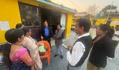 रायपुर संभाग आयुक्त कावरे ने एसआईआर कार्यों का किया निरीक्षण