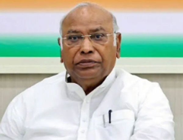 खड़गे ने कर्नाटक मुख्यमंत्री विवाद खत्म करने के लिए दिल्ली में बुलाई बैठक