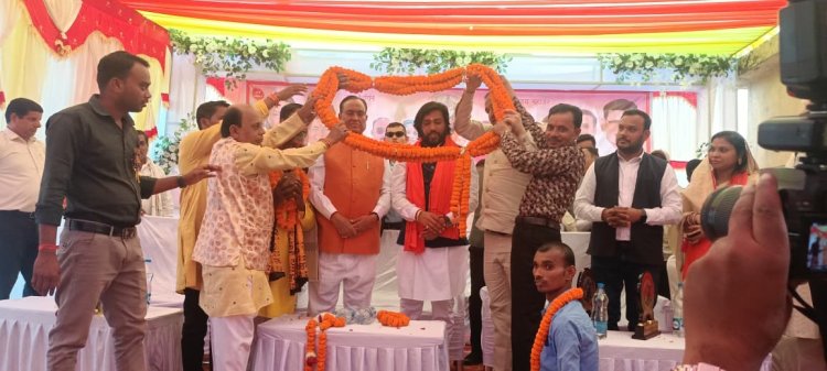 नगर पंचायत पलारी देवांगन समाज भवन में माँ परमेश्वरी मन्दिर पूजा एवं लोकार्पण समारोह सम्पन्न हुआ।