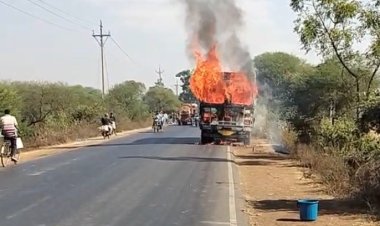 चावल से लदे ट्रक में लगी आग, ड्राइवर ने कूदकर बचाई जान...