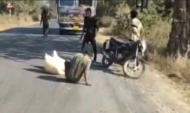 राशन चोरी का खुला खेल: ट्रक चालक फरार, अधिकारी चार घंटे तक गायब...