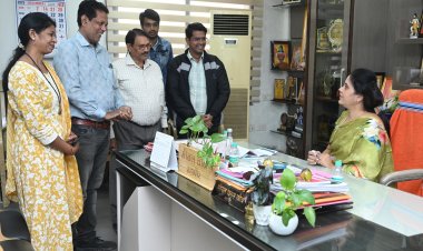 वामन राव लाखे वार्ड क्रमांक 66 में जल भराव से मुक्ति हेतु दंतेश्वरी चौक से नवनिर्माण  नाले   की स्वीकृति मिलने पर महापौर मीनल चौबे से कॉलोनी वासियों का सौजन्य भेंट