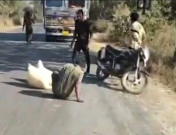 राशन चोरी का खुला खेल: ट्रक चालक फरार, अधिकारी चार घंटे तक गायब...