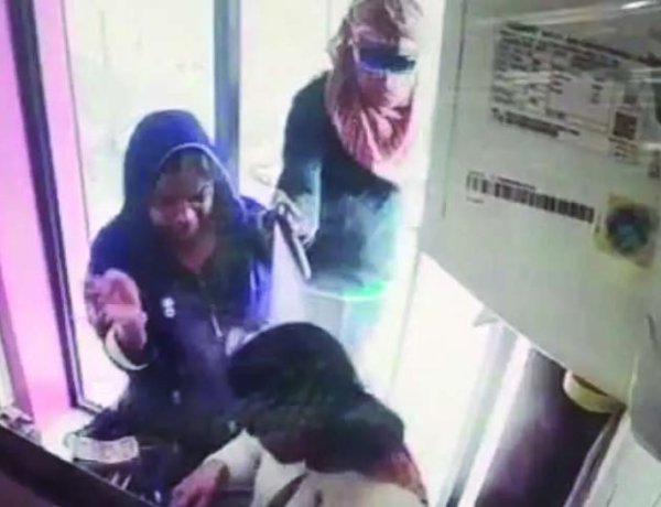 PNB ATM में महिला कर्मचारियों से लूट, आंखों में स्प्रे डालकर 50 हजार लेकर फरार बदमाश