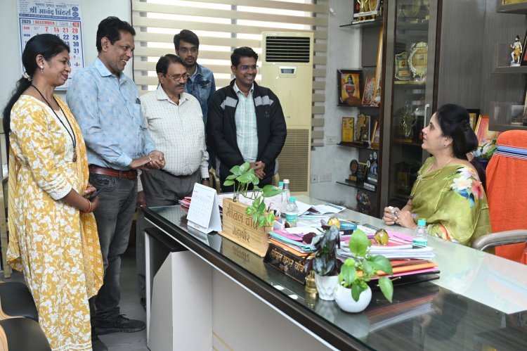 वामन राव लाखे वार्ड क्रमांक 66 में जल भराव से मुक्ति हेतु दंतेश्वरी चौक से नवनिर्माण  नाले   की स्वीकृति मिलने पर महापौर मीनल चौबे से कॉलोनी वासियों का सौजन्य भेंट