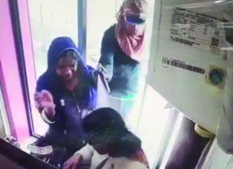 PNB ATM में महिला कर्मचारियों से लूट, आंखों में स्प्रे डालकर 50 हजार लेकर फरार बदमाश