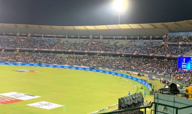 राजधानी रायपुर में हुए क्रिकेट मैच में भारत की जीत पर दर्शकों का खुशी का प्रदर्शन