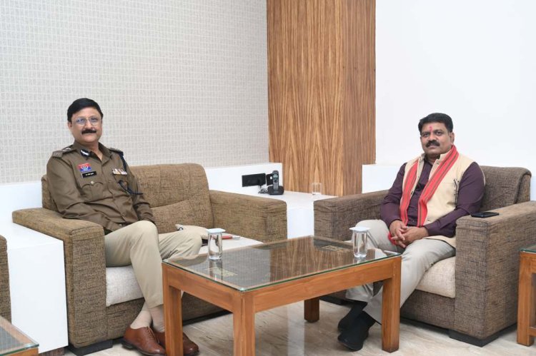 रायपुर के नवनियुक्त पुलिस कमिश्नर शुक्ला ने उपमुख्यमंत्री शर्मा से की भेंट