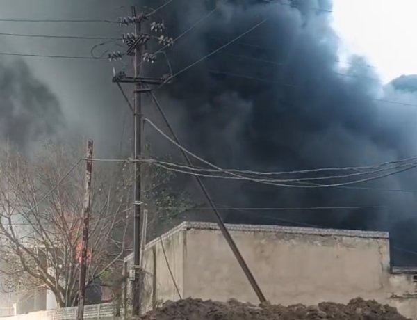 भनपुरी स्थित डामर फैक्ट्री में भीषण आग, दमकल की कई गाड़ियां मौके पर