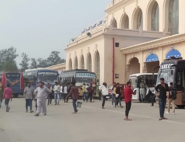 ISBT भाटागांव में अवैध टिकट काउंटर हटाया गया, यात्रियों को मिली राहत