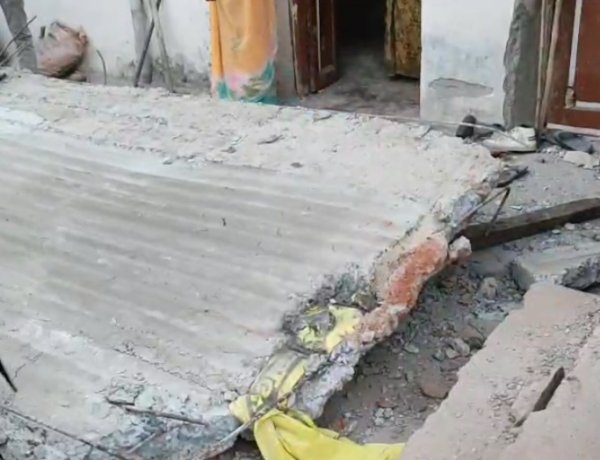 निर्माणाधीन मकान का छज्जा गिरा, आंगन में बैठे मां-बेटे की मौत
