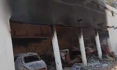 किसान के बाड़े में लगी भीषण आग, 3 ट्रैक्टर और कार जलकर खाक