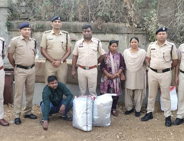 रेलवे स्टेशन के बाहर 13 किलो गांजा के साथ प्रेमी-प्रेमिका गिरफ्तार