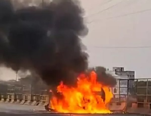 आमानाका ओवरब्रिज पर चलती कार में लगी आग, बड़ा हादसा टला