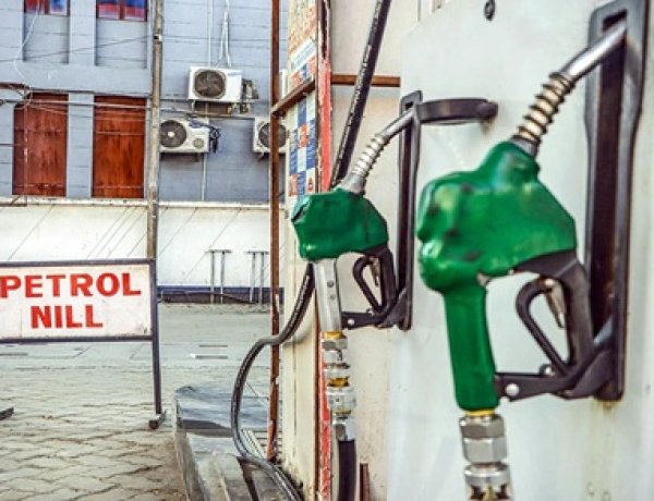 एलपीजी के बाद अब प्रीमियम पेट्रोल और इंडस्ट्रीयल डीजल के दाम भी बढ़े