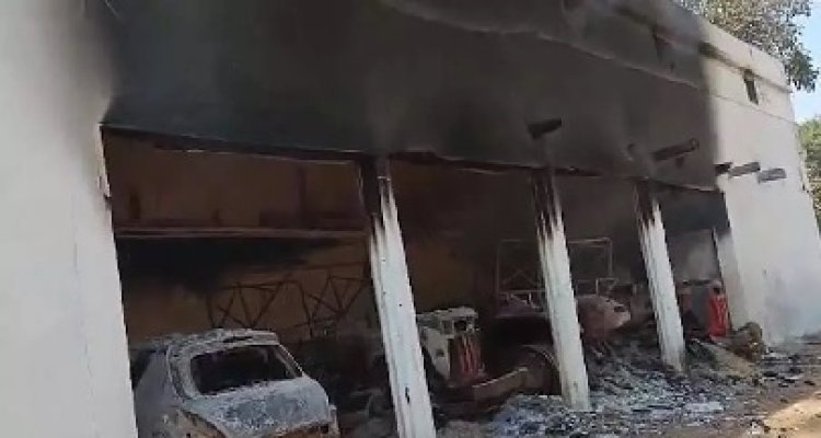 किसान के बाड़े में लगी भीषण आग, 3 ट्रैक्टर और कार जलकर खाक