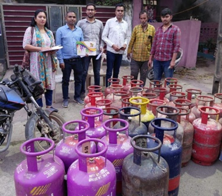 अवैध गैस रिफिलिंग, खाद्य विभाग ने जगदलपुर में 34 गैस सिलेंडर जब्त किए