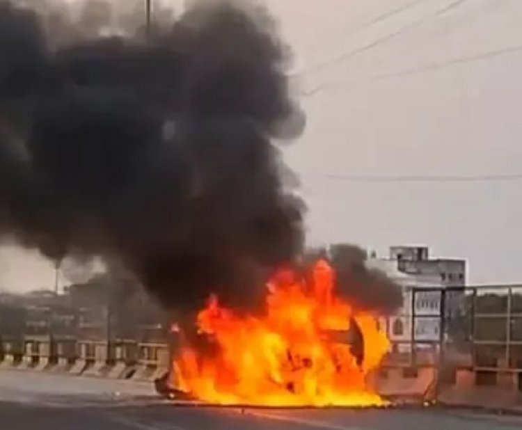 आमानाका ओवरब्रिज पर चलती कार में लगी आग, बड़ा हादसा टला