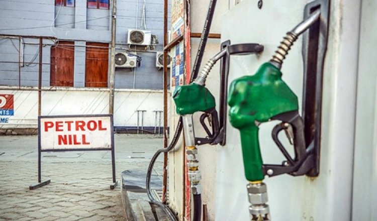 एलपीजी के बाद अब प्रीमियम पेट्रोल और इंडस्ट्रीयल डीजल के दाम भी बढ़े