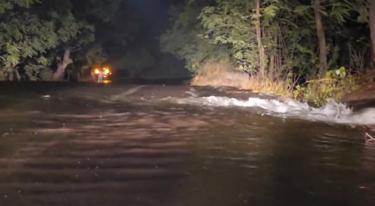 जलाशय का गेट टूटा, हाईवे डूबा: रातभर जूझते रहे ग्रामीण, फसल पर खतरा