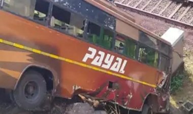 स्टेयरिंग फेल होने से बस रेलवे ट्रैक पर गिरी, 30 यात्री बाल-बाल बचे