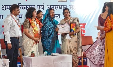 कौशल्या साय के हाथों वरिष्ठ स्त्री रोग विशेषज्ञ डॉ. नम्रता सिरमौर हुए सम्मानित