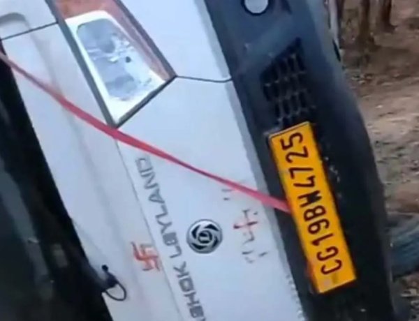 चौथिया कार्यक्रम में जा रही पिकअप पलटी: 1 की मौत और 17 घायल