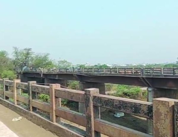 दुर्ग खारुन नदी ब्रिज पर तेज रफ्तार ट्रक का कहर, बाइक सवार की मौके पर मौत