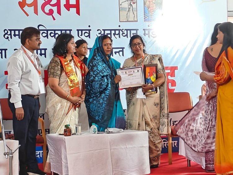 कौशल्या साय के हाथों वरिष्ठ स्त्री रोग विशेषज्ञ डॉ. नम्रता सिरमौर हुए सम्मानित