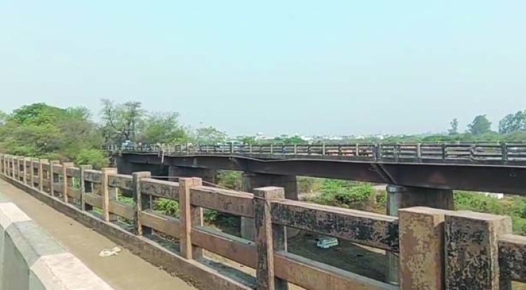 दुर्ग खारुन नदी ब्रिज पर तेज रफ्तार ट्रक का कहर, बाइक सवार की मौके पर मौत