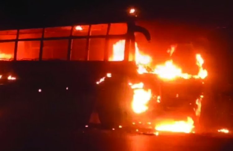 बड़ा हादसा टला: चलती बारात बस में लगी आग, यात्रियों ने कूदकर बचाई जान