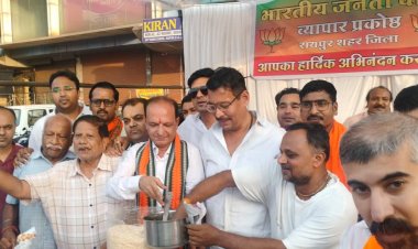 जयस्तंभ चौक पर भाजपा का जश्न, जीत पर बांटी गई झालमुड़ी