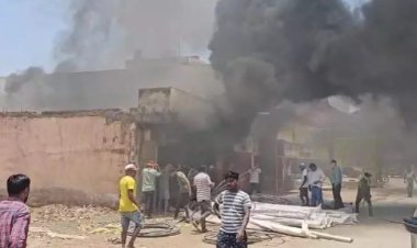पाइप गोदाम में लगी भीषण आग, मची अफरा-तफरी
