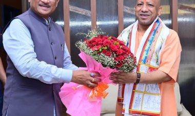 मुख्यमंत्री ने उत्तर प्रदेश के मुख्यमंत्री श्री योगी आदित्यनाथ का किया आत्मीय स्वागत