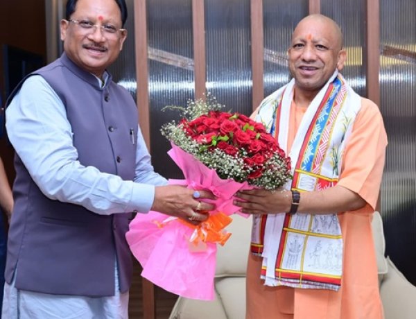 मुख्यमंत्री ने उत्तर प्रदेश के मुख्यमंत्री श्री योगी आदित्यनाथ का किया आत्मीय स्वागत