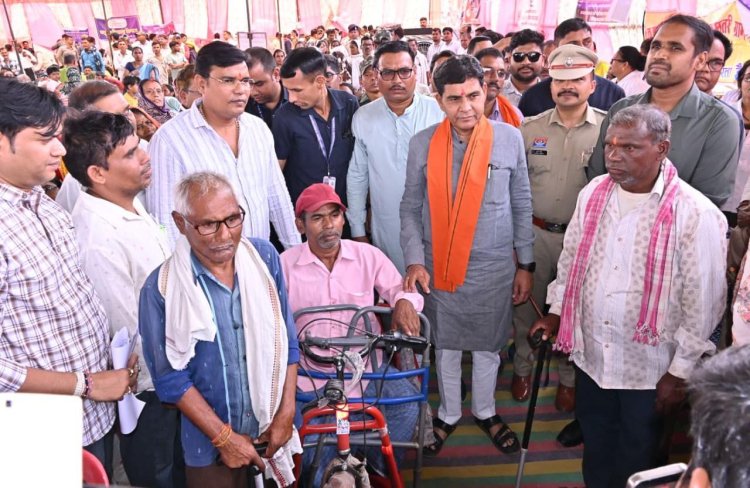 बिजली की कड़क ने छीने थे पैर, 'सुशासन' ने दी आत्मनिर्भरता की नई उड़ान  ​धमतरी के शिवचरण की टूटी उम्मीदों को समाधान शिविर ने दिया नया संबल  राजस्व मंत्री के हाथों मिली मोटराइज्ड ट्राईसाइकिल