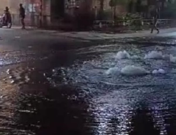 भाठागांव ओवरब्रिज के पास फटी मेन पाइपलाइन, सड़क पर बहा हजारों लीटर पानी