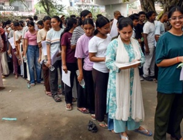 कड़ी सुरक्षा में नीट एग्जाम संपन्न, कई सवालों ने छुड़ाए 22 लाख छात्रों के पसीने