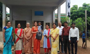 अस्तित्व फाउंडेशन ने कुर्रा मे स्कूल बैग वितरित किए