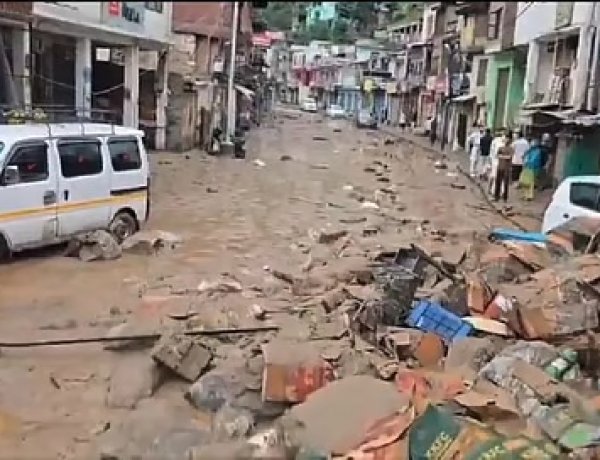 डोडा में फ्लैश फ्लड से तबाही, भारी बारिश के बाद मलबे में दबी सड़कें और वाहन
